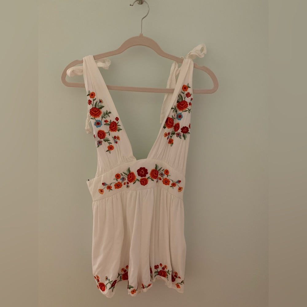 Flower embroidered romper - Picture 2 of 3